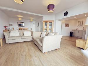 24 CLIFF APARTMENT-3 BED-GROUND FLOOR-SEA VIEWS