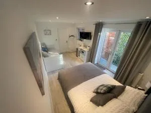 Modern stylish studio flat near Leigh on sea. - Battlesbridge