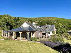 Luxury Spacious Country Home w/ Mountain Views - Clodock