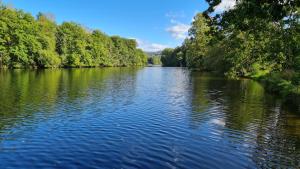 Maison dhôte au bord de la Rivière avec jacuzzi