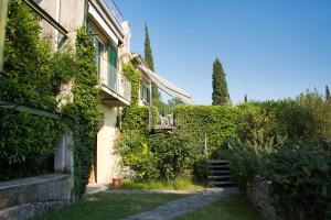 Villa in the green, extraordinary silent position, great lake view