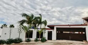 Amplios exteriores y alberca - San Carlos