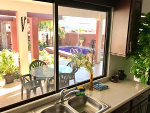 Amplios exteriores y alberca