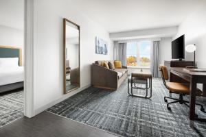 King Suite with Bath Tub - Mobility/Hearing Accessible/Non-Smoking room in Homewood Suites by Hilton Manchester/Airport