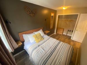 Mountain View 3br Loft Walk To Dt king fireplace