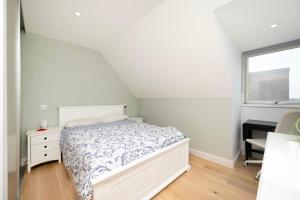 Chic City 1 Bedroom Apartment with Balcony Views