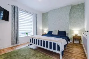 4 Bedroom Victorian House - 索尔福德