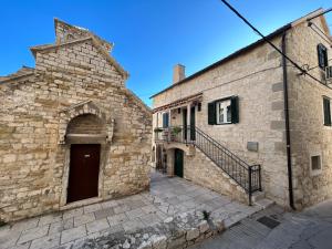 Perfectly located Cherry stone house