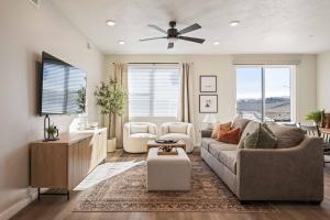 Two-Bedroom Apartment room in Drop it like it's Hot condo