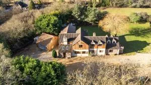 Cheerful 7-bedroom house with hot tub sleeps 25 - Yate