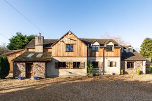 Cheerful 7-bedroom house with hot tub sleeps 25