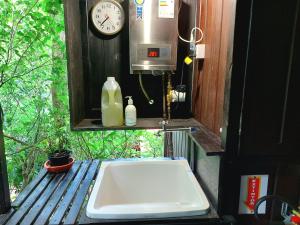 Chalézinho na montanha com vista para o mar