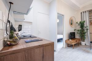 Le PETIT JEAN- CENTRAL PRES GARE ET TRAM - supermarchés - WIFI -