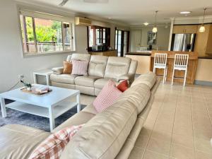 Alkira - comfy home with pool