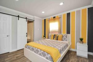 Central Yellow Gem: Cozy Views & Proximity