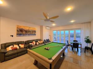 Billiards And Karaoke, Free Pickup