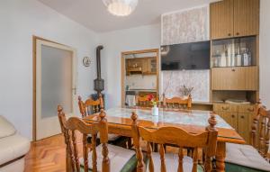 3 Bedroom Cozy Apartment In Draga Bascanska