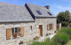 2 Bedroom Amazing Home In Ploudalmézeau