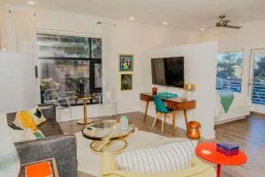 The Hive 102 King with Balcony Pet Friendly - Leland