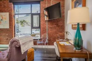 The Hive 105 Bees Knees - Leland