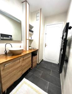 Appartements Modern 2 bedroom apartment near Paris metro, Giant Flat screen TV 85 Inches, balcony, free parking : photos des chambres