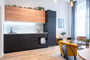 Deluxe 2BDRs Home in Spa District Center