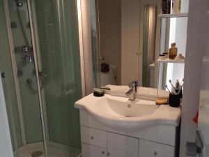 Maisons de vacances Maison renovee 2 chambres, proche foret, terrasse, Saint Jean de Monts - FR-1-323-244 : photos des chambres