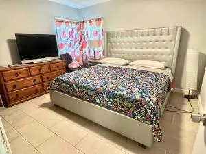 mini-single house huge private yard - مونروفيا