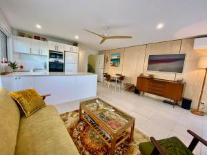 Lou's Tiki Pad - Beachfront Bilinga North Kirra - Min. 2 Night Stays!