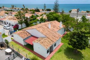 Family villa with garden next to the beach