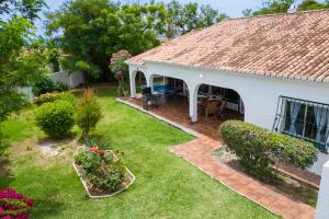 Family villa with garden next to the beach