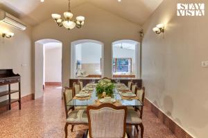 StayVistas Villa Terra - Valley & Lake-View Villa with Spacious Lawn & Indoor Activities