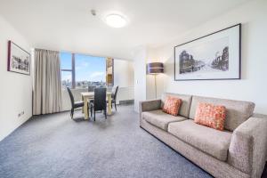 Two-Bedroom Apartment room in Oaks Sydney Hyde Park Suites