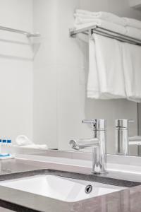 Executive Two-Bedroom Apartment room in Oaks Sydney Hyde Park Suites
