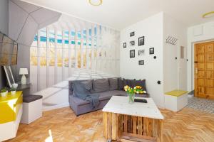 Starlight Apartment in Warsaw by Renters