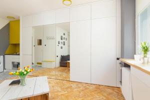 Starlight Apartment in Warsaw by Renters