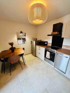Charmant petit appartement place de l eglise
