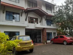 Experience HUT Holiday Inn - Kombichankulama