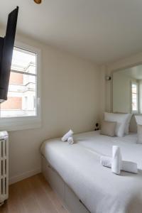 The Carla Suite Eiffel Tower View