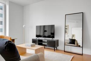 Downtown 1BR w Gym WD nr S Station BOS-619