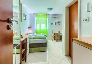 Studio with shared garden 3 min walk to the beach