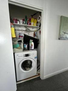 CENTRAL HOVE Large 2 bedroom Private residence with PARKING & BEACH HUT
