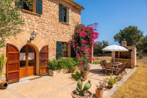 Finca rural Can Carboneta con piscina y gran jardín