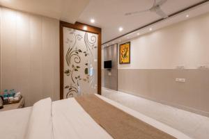 Shining hills by Lawrence Hotels