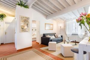 Casa Santa Zita, A Toproof Penthouse Apartment with Elevator and Private Garden Inside the Walls