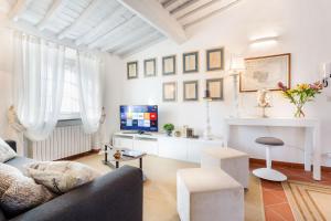 Casa Santa Zita, A Toproof Penthouse Apartment with Elevator and Private Garden Inside the Walls