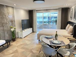 STUDIO SUR LA PROMENADE DES ANGLAIS AVEC VUE MER ORIGINALE À 40 m DE LA PLAGE