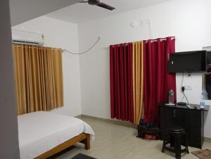 MALANAD GUEST HOUSE THENGIPALAM CHENAKAL UNIVERCITY ROAD