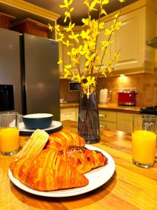 Dundridge Home - Morden Urban Living - Sleeps up to 9 guests & private parking for 2 vehicles