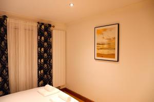 Dundridge Home - Morden Urban Living - Sleeps up to 9 guests & private parking for 2 vehicles